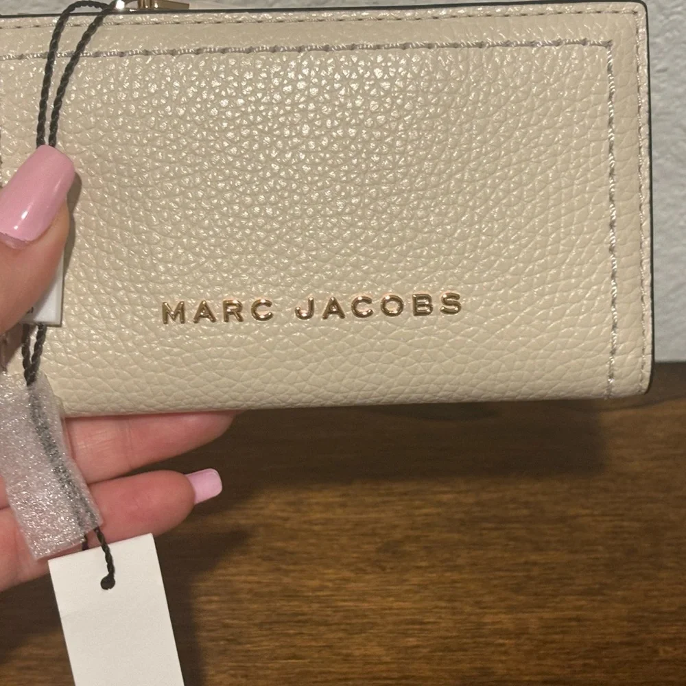 Marc Jacobs Beige Textured Wallet - Picture 3 of 9